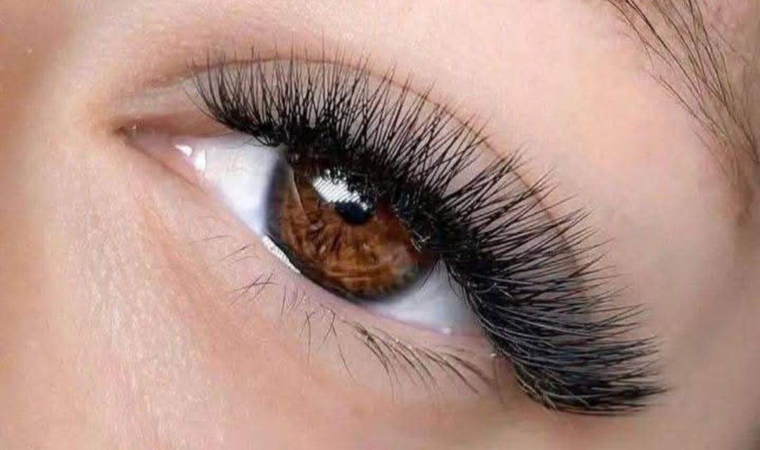 Wimpernverlängerung an braunem Auge